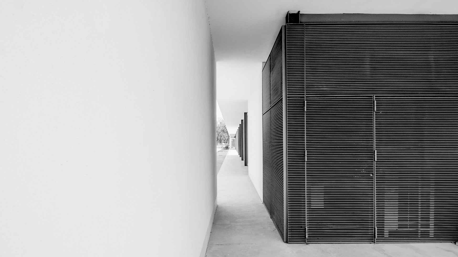 Moderne Fassade eines Hauses mit Aluminiumlamellen