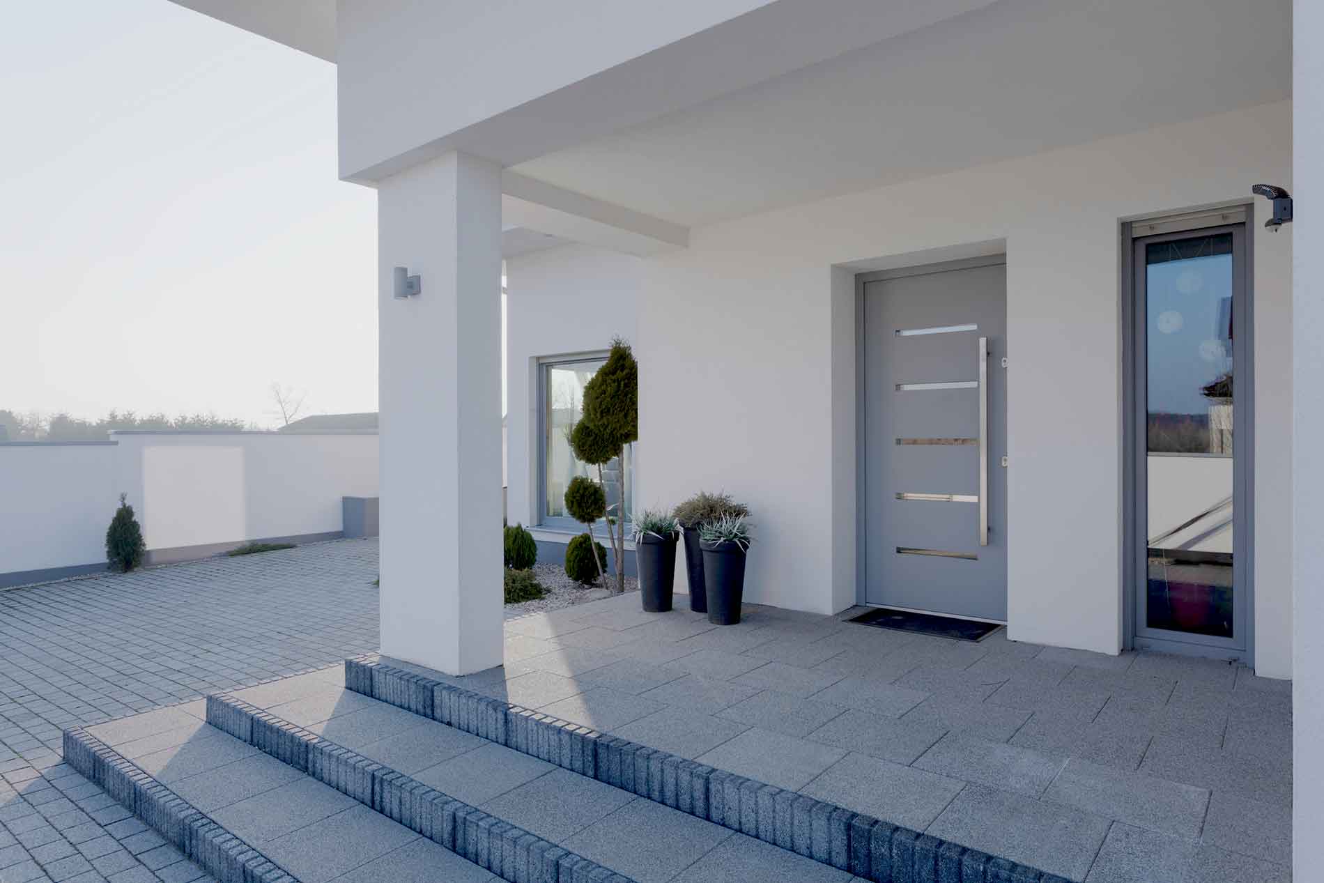 Moderne Eingangsanlage mit Designhaustür