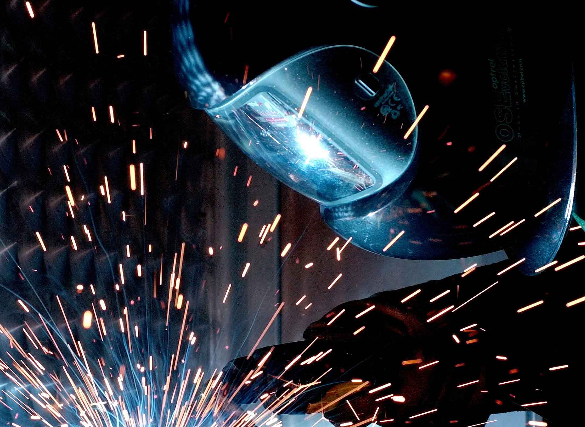 Funken sprühen bei Schweissarbeiten